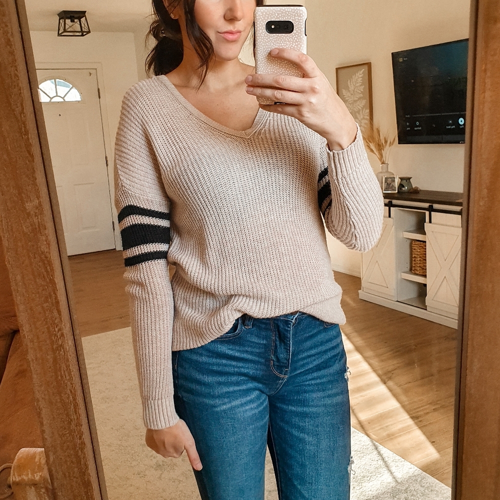American Eagle small knitted cream v-neck sweater